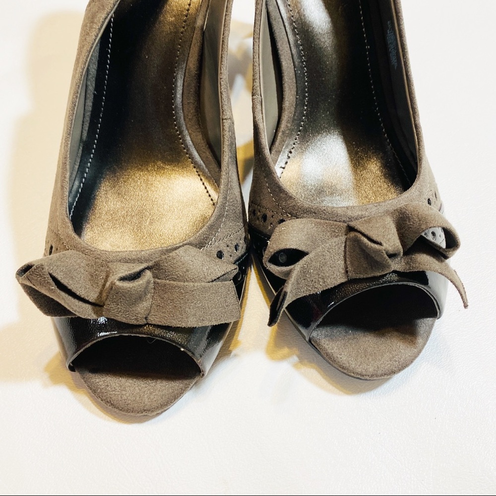 East 5th HEELS Slingback Peep Toe Bow Taupe Faux Suede Bettey Women Shoes SZ 8 M